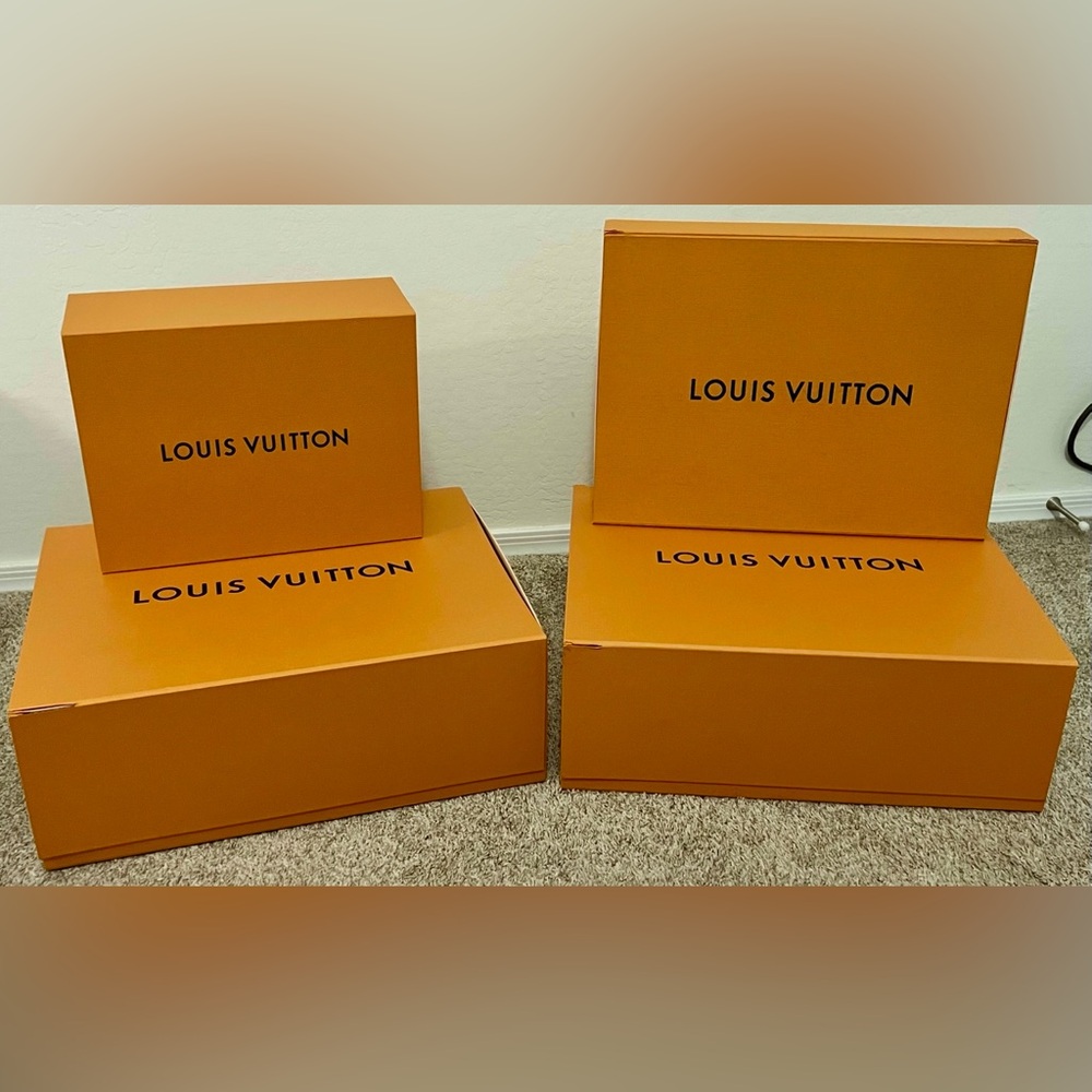 Authentic Louis Vuitton 🍊 XL BUNDLE
5 -Storage Boxes & 12 -Dust Bags - Picture 7 of 16